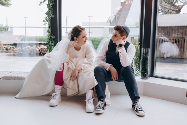 Des baskets pour un mariage ? L'athleisure dit oui !